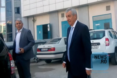 EXCLUSIV: Călin Popescu Tăriceanu şi-a reînnoit permisul de conducere ocolind coada de aproximativ o mie de persoane prin spatele clădirii DRPCIV. Publicul nu a avut acces în clădire în acest timp. FOTO, VIDEO