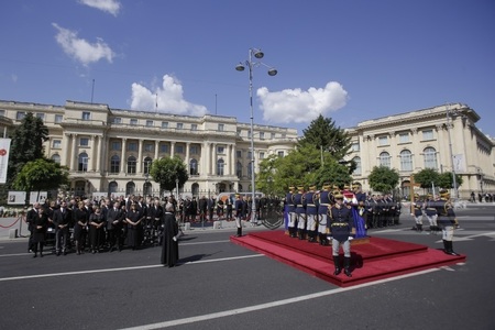 Funeraliile reginei Ana: Sicriul a fost aşezat pe catafalcul din Piaţa Palatului Regal. Slujba romano-catolică a început. FOTO, VIDEO
