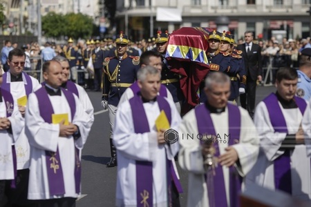 Funeraliile reginei Ana: Cortegiul se află pe Bulevardul Magheru şi se îndreaptă spre Arcul de Triumf