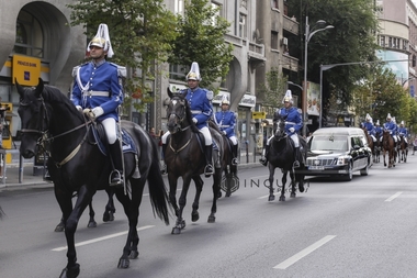 REPORTAJ: Ultimul drum al reginei Ana în Capitală, presărat cu flori aruncate în calea cortegiului. FOTO, VIDEO