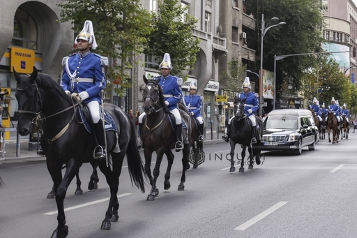 REPORTAJ: Ultimul drum al reginei Ana în Capitală, presărat cu flori aruncate în calea cortegiului. FOTO, VIDEO