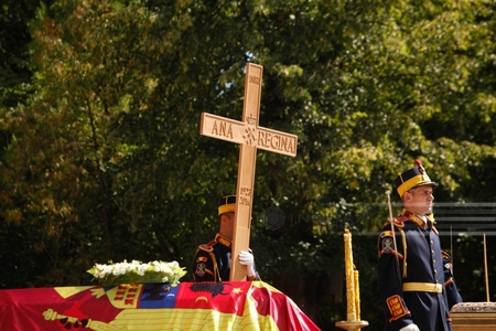 Slujba ortodoxă de înmormântare a Reginei Ana s-a încheiat. Sicriul va fi aşezat într-o criptă din noua Catedrală Arhiepiscopală. FOTO