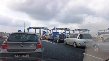 Arad: Coloane de maşini la graniţa cu Ungaria, pe autostradă; la PTF Nădlac II se aşteaptă o oră pentru verificarea documentelor