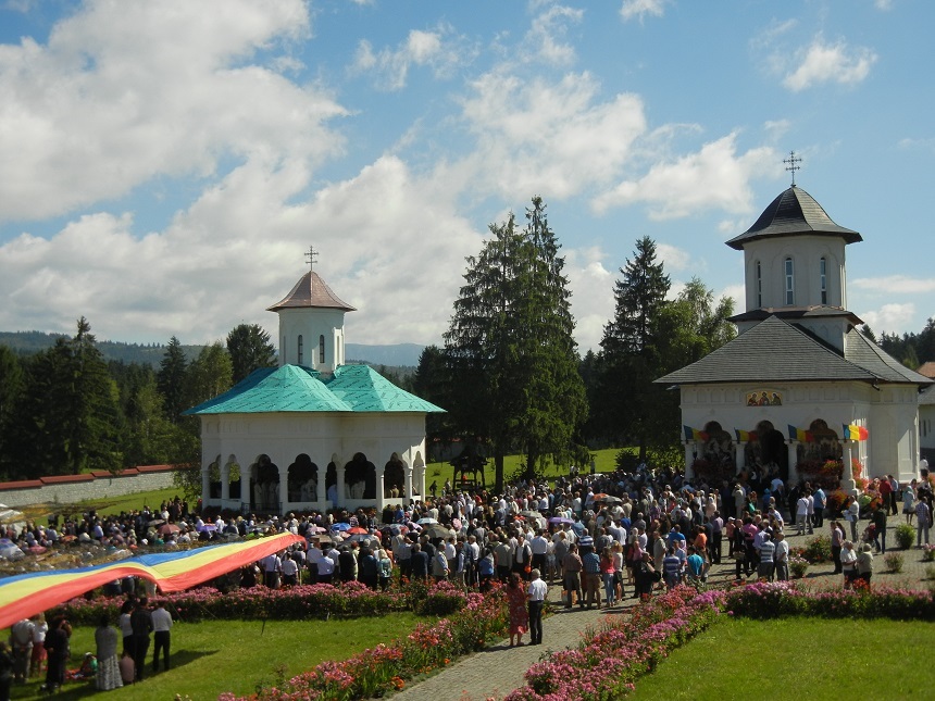 Credincioşi din şapte ţări au participat la hramul Mănăstirii ”Românilor de Pretutindeni” de la Izvoru Mureşului