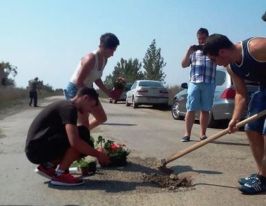 Arad: Drum intens circulat, care face legătura cu autostrada, plin de gropi; şoferii susţin că sunt nevoiţi să meargă cu 10 km/h - VIDEO -