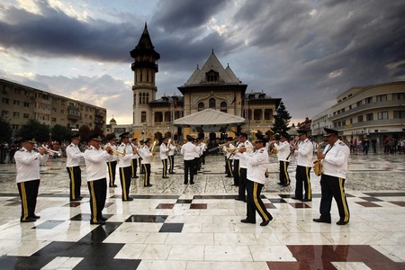 Buzău: Peste 200 de persoane, la un concert de promenadă, pe o ploaie torenţială, cu ocazia Centenarului Armatei a 2-a - FOTO