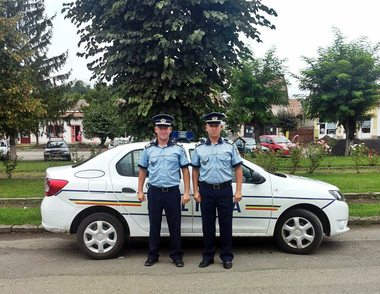 Mureş: Doi fraţi gemeni poliţişti au salvat, în timpul liber, un bărbat care voia să se arunce de pe o casă