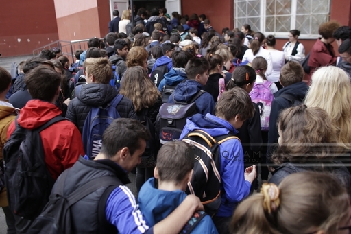 Ministrul Educaţiei: Copiii noştri învaţă în şcoli fără autorizaţie sanitară pentru că lipsesc condiţiile minime. Cum să le explicăm despre un stil de viaţă sănătos?