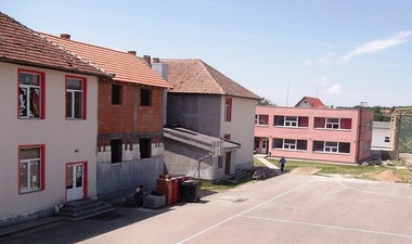 O şcoală din Arad aşteaptă de nouă ani finalizarea toaletelor, elevii folosind de patru decenii doar latrine