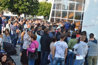 REPORTAJ - La Paşapoarte Vaslui, ca pe timpul lui Ceauşescu la coada pentru carne: nopţi pierdute, alături de copii, bonuri de ordine şi mult scandal