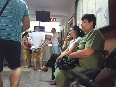 Buzău: Eliberarea unui paşaport durează o lună; autorităţile susţin că nu au personal suficient