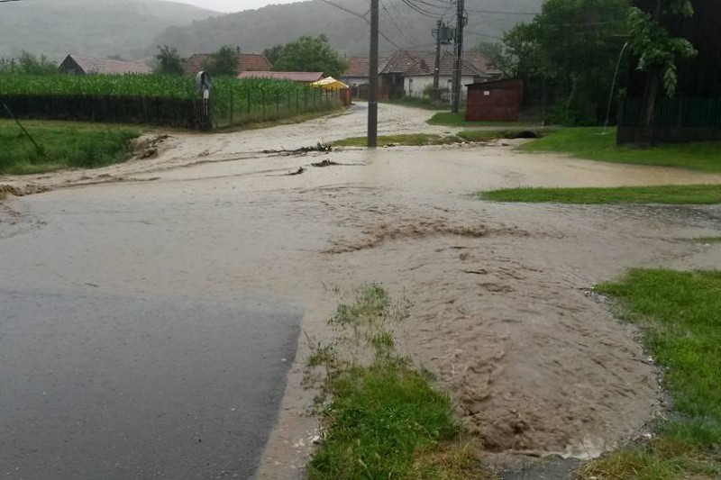 Bilanţ ISU Vrancea: Peste 230 de locuinţe, aproximativ 1.000 de hectare de terenuri şi zeci de kilometri de drumuri, afectate de inundaţii