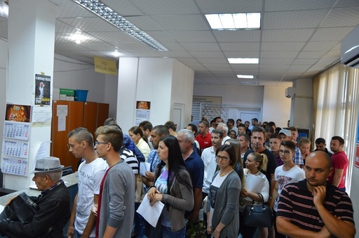 Vaslui: Peste 120 de persoane stau zilnic la coadă la Serviciul de Înmatriculări Auto; autorităţile spun că luna august este cea mai aglomerată