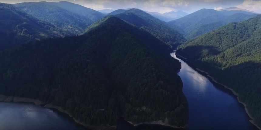 Lacul Vidraru şi pădurile virgine din zonă, filmate cu drona