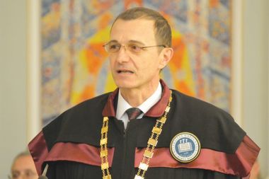 Rectorul Universităţii ”Babeş Bolyai”: Oamenii lipsiţi de cultură generală, capabili să rezolve doar probleme limitate, alcătuiesc generaţia Google, Facebook, SMS