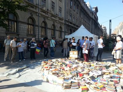Protest al Platformei Unioniste Acţiunea 2012 în Piaţa Universităţii din Bucureşti, zeci de persoane au adus sute de cărţi de istorie a României pentru ambasadorul SUA la Chişinău