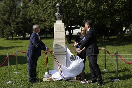 Monument din bronz dedicat memoriei lui Alexander Dubcek, lider şi om politic slovac, dezvelit în Parcul Sala Palatului din Capitală