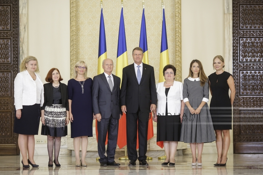 De Ziua Limbii Române, preşedintele Iohannis a decorat şapte profesori de limba română