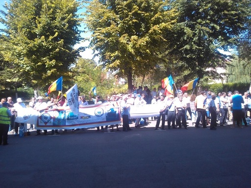 Constanţa: Aproximativ 50 de angajaţi ai Regiei de Transport au protestat în faţa Primăriei ca să ceară salarii mai mari