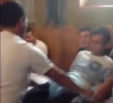 Scene groteşti într-o biserică: un bărbat e înfăşat ca un bebeluş în cadrul unei ceremonii de botez; Patriarhia cere ajutorul autorităţilor - VIDEO