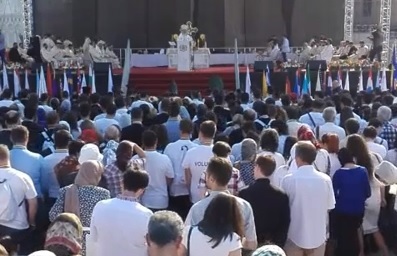 Patriarhul Daniel oficiază prima slujbă la Catedrala Mântuirii Neamului