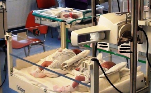 O femeie din Braşov a născut prematur tripleţi la Maternitatea din Sibiu. Bebeluşii rămân internaţi până când vor lua în greutate