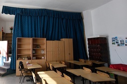 Şcoala generală dintr-o localitate din Buzău este în reparaţii de opt ani; elevii învaţă şi în acest an la căminul cultural