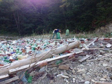 Voluntarii care au curăţat Lacul Bicaz, alungaţi pentru că nu au vrut să strângă bălegarul din faţa casei unui localnic