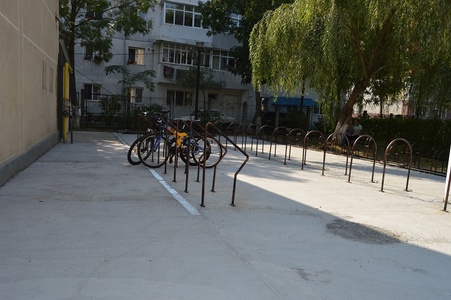 Vaslui: Prima parcare de biciclete din judeţ, amenajată de un director de liceu ca să-i îndemne pe elevi ”la un stil de viaţă eco”