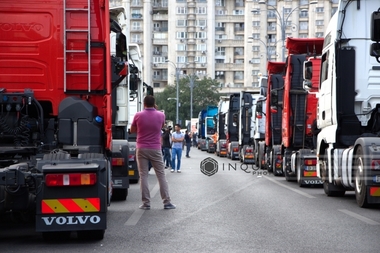 Protestatarii au adus în Piaţa Victoriei un sicriu pe care scrie ”Transport”. FOTO, VIDEO