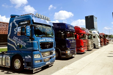 Propunere după discuţiile ASF- transportatori: RCA de maximum 7.500 lei pe an pentru TIR; protestatarii huiduie şi spun că nu pleacă