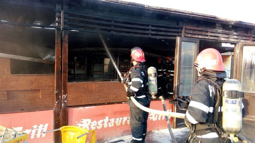 Incendiu la un restaurant din incinta Târgului Vitan din Capitală. Două persoane au fost rănite -UPDATE, GALERIE FOTO