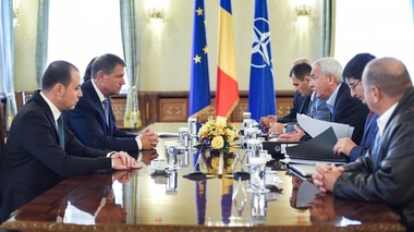 Iohannis spune că dosarele Revoluţiei şi Mineriadei sunt "o restanţă majoră a Justiţiei" şi cere soluţionarea lor
