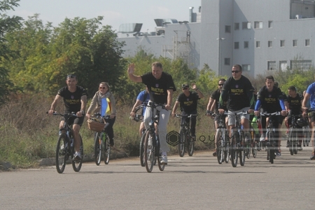 Iohannis a mers cu bicicleta pentru veteranii răniţi în Afganistan: Nu m-am antrenat, asta este starea mea naturală - FOTO