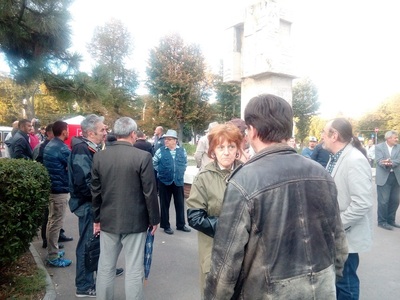 Câteva sute de persoane s-au adunat în mai multe oraşe din ţară, nemulţumite de votul dat de către senatori în cazul lui Oprea - FOTO