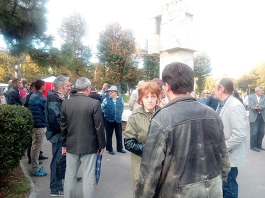 Câteva sute de persoane s-au adunat în mai multe oraşe din ţară, nemulţumite de votul dat de către senatori în cazul lui Oprea - FOTO