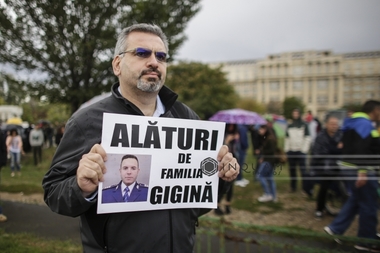 UPDATE: Protestul faţă de Gabriel Oprea a început în faţa Senatului; circa 2000 de oameni cer "egalitate în faţa legii" - FOTO, VIDEO