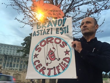 O persoană a fost îndepărtată de jandarmi de la protestul faţă de Oprea, după ce a acuzat că Soros "manipulează" evenimentul