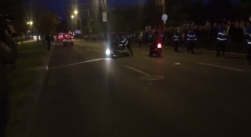 Un protestatar a căzut de pe motocicletă în timpul manifestaţiei împotriva lui Gabriel Oprea - VIDEO