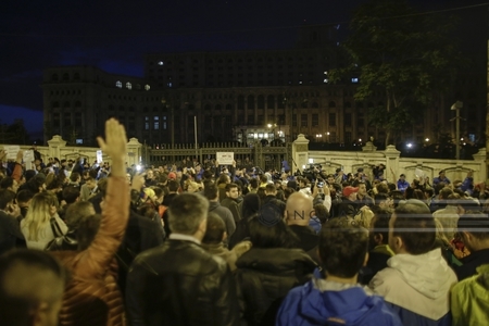 Protestul faţă de Gabriel Oprea s-a încheiat, după aproximativ trei ore şi jumătate; au participat 2.500 de oameni