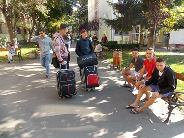 Sute de tineri veniţi din toate colţurile ţării au aşteptat la porţile căminelor studenţeşti din Timişoara să se cazeze pentru noul an universitar