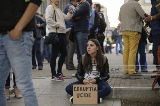Peste 100 de persoane protestează pentru a doua zi consecutiv faţă de votul din Senat favorabil lui Gabriel Oprea