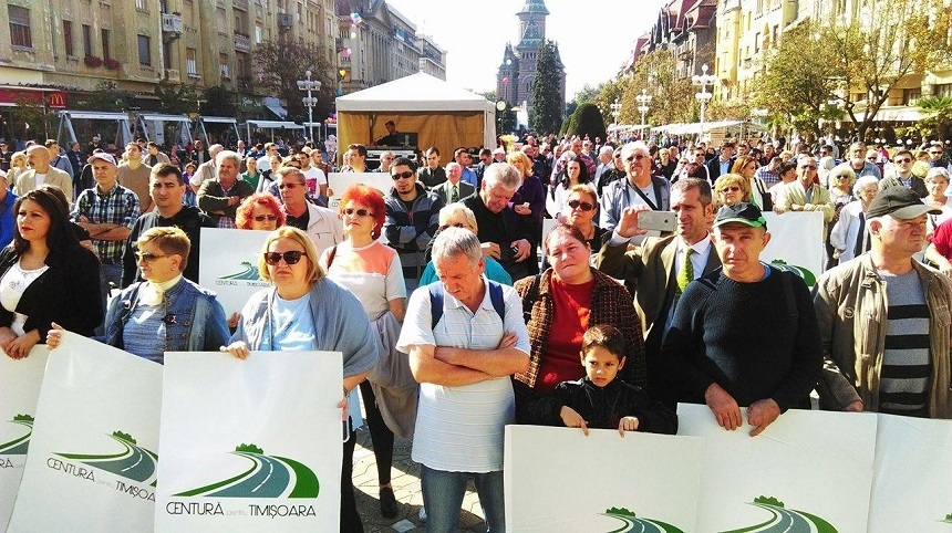 Timişoara: Aproximativ 300 de persoane, majoritatea membri PNL, între care şi primarul Nicolae Robu, au protestat pentru construirea centurii oraşului