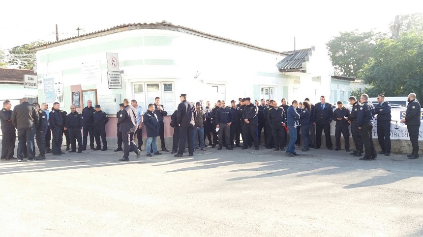 Aproximativ 50 de angajaţi de la Penitenciarul Poarta Albă au protestat, cerând demisia miniştrilor Justiţiei şi Muncii