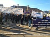 Peste o sută de angajaţi de la Penitenciarul Gherla protestează; ei au adus două pungi cu prune şi au afişat mesajul: ”Nu atingeţi pruna sensibilă” - VIDEO