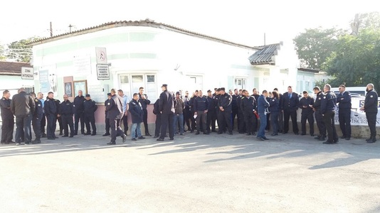 Angajaţii din mai multe penitenciare din ţară au protestat, cerând demisia miniştrilor Justiţiei şi Muncii