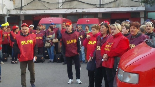 Aproximativ 50 de poştaşi au protestat la Craiova; aceştia vor majorarea salariilor cu 200 de lei, precum şi condiţiile de muncă mai bune - FOTO