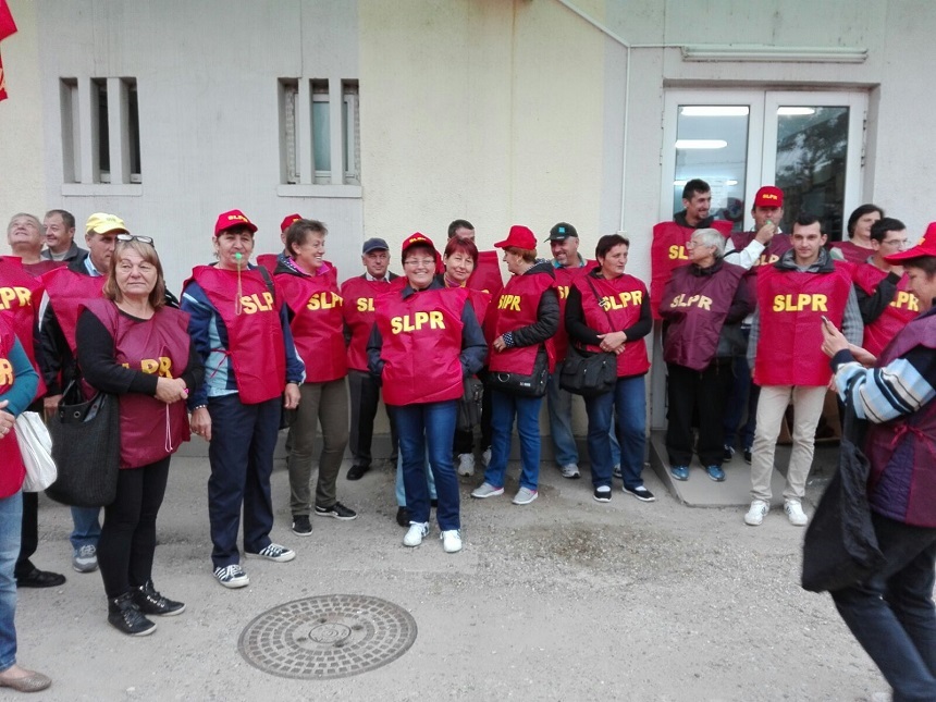 Peste 100 de poştaşi din Alba Iulia şi Blaj au întrerupt lucrul în semn de protest, cerând salarii mai mari