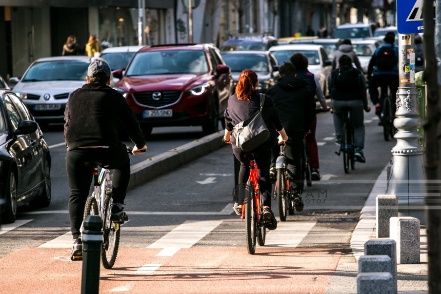 Şase staţii automate de unde pot fi închiriate peste 200 de biciclete, deschise în Capitală; Firea vrea să facă 42 de circuite pentru biciclete