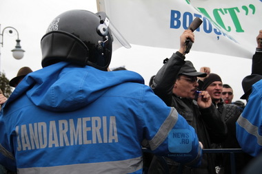 Aproximativ 150 de sindicalişti din administraţia locală pichetează Ministerul Muncii, cerând aplicarea legii salarizării unitare 